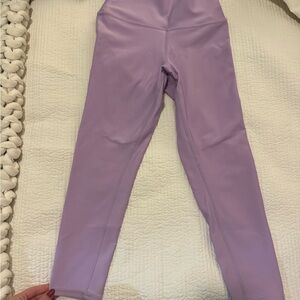 ALO Yoga women’s cropped Lilac Leggings. Excellent condition